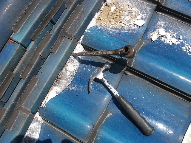 漆喰を割って撤去